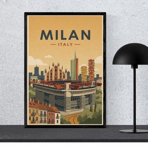 Könnte beinhalten: Ein gerahmtes Reiseplakat mit einer stilisierten Illustration der Skyline von Mailand, Italien. Der Text MILAN ITALY ist oben aufgedruckt. Das Bild zeigt das San Siro Stadion, den Mailänder Dom und moderne Wolkenkratzer in warmen Tönen.