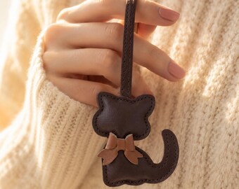 Handmade Leather Cat Keychain Personalized | Adorable Cat Charm for Bag | Custom Cat Lover Accessory | Unique Gift for Her | Kitten Key Fob