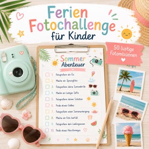 Könnte beinhalten: Ein Klemmbrett mit einer Sommer-Foto-Challenge für Kinder namens Sommer Abenteuer, bestehend aus zehn nummerierten Aufgaben mit Symbolen, einer hellblauen Sofortbildkamera, einer rosafarbenen Herzbrille und drei ausgedruckten Strandfotos.