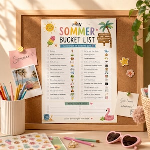 Pode incluir: Um quadro de cortiça com uma lista de desejos de verão em alemão, intitulada "Mein Sommer Bucket List". A lista inclui atividades de verão com ilustrações. Um flamingo rosa, óculos de sol e lápis estão na mesa.