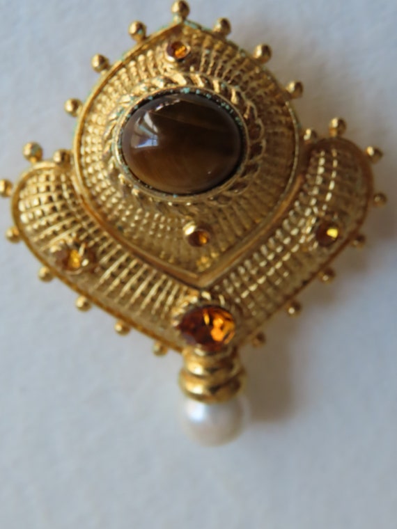 Carolina sale herrera brooch