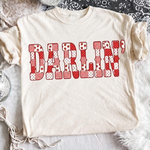 Darlin Png, Gráfico de camiseta western, Diseño de sublimación de vaquera, Patchwork de fresas Png, Camiseta country para mujer, Descarga digital Dtf, Archivo Dtg