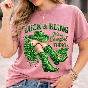 Suerte vaquera del Día de San Patricio PNG, camiseta de vaquera de la suerte, diseño de camiseta con diamantes de imitación del oeste, gráfico de moda de San Patricio, botas campestres y brillo PNG