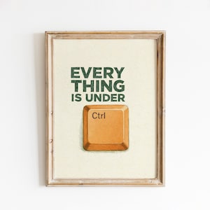Puede incluir: Una impresión enmarcada con el texto "EVERY THING IS UNDER" en verde sobre una tecla "Ctrl" naranja. La obra de arte tiene una estética vintage, con un fondo beige claro y un marco de madera.