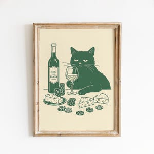 Può includere: Stampa incorniciata con un'illustrazione verde di un gatto con vino, formaggio e fiches da poker. Una bottiglia di vino con "VIN DE FANTA" è a sinistra. Il gatto tiene in mano un bicchiere di vino, con espressione severa.