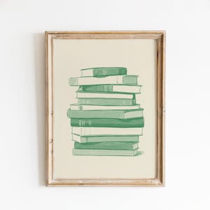 Pode incluir: Impressão emoldurada com uma pilha de livros verdes. Os livros, em tons variados, estão empilhados de forma irregular, com espessuras diferentes e lombadas visíveis. A obra tem uma estética vintage, desenhada à mão, sobre um fundo creme.