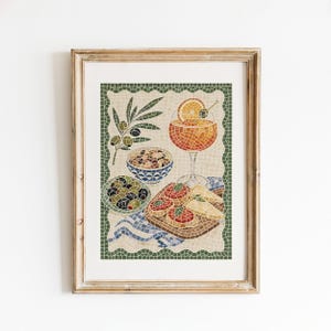 Può includere: Una stampa artistica da parete incorniciata in stile mosaico che raffigura un cocktail in un calice, una ciotola di noci, un piatto di olive e bruschette su un tagliere di legno. Un ramo d'ulivo è raffigurato a sinistra, con un bordo a mosaico.