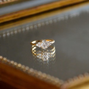Anillo de Compromiso Oro 18K con Zirconios Rosalia – Estilo Victoriano – Anillo de Promesa – Hecho en Francia - Ezekiel