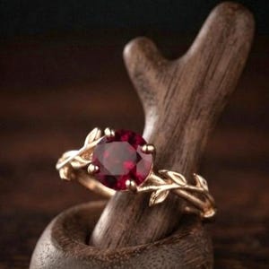 Anillo de plata de ley chapado en oro hecho a mano con rubí rojo, joya llamativa de talla redonda.