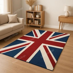 Puede incluir: Una alfombra rectangular con el diseño de la bandera británica. La alfombra tiene un fondo azul marino con un patrón de cruz roja y blanca. La alfombra está colocada sobre un suelo de madera.