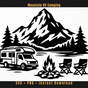 Könnte beinhalten: Ein schwarz-weißes Grafikdesign mit dem Text Mountain RV Camping. Die Illustration zeigt einen großen Berggipfel, einen Kiefernwald, ein Wohnmobil, ein Lagerfeuer und zwei Klappstühle in einem flachen, kontrastreichen Stil.
