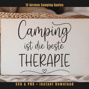 Könnte beinhalten: Ein rechteckiges weißes Holzschild mit schwarzem Text, der Camping ist die beste THERAPIE lautet, sowie einem kleinen Herzsymbol unter dem Wort THERAPIE. Das Design umfasst dekorative Schreibschrift und serifenlose Typografie.
