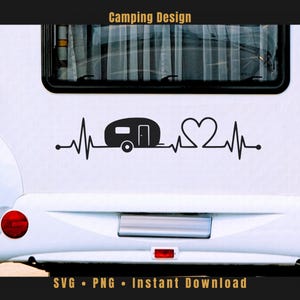 Könnte beinhalten: Schwarze Grafik eines Wohnwagens und eines Herzens innerhalb einer Herzschlaglinie, mit dem Text "Camping Design" darüber. Das Design befindet sich auf der Rückseite eines weißen Fahrzeugs. Darunter die Worte "SVG • PNG • Sofort-Download".