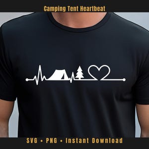 Könnte beinhalten: Ein schwarzes Kurzarm-T-Shirt mit einem weißen Grafikdruck einer Herzschlaglinie, die ein Campingzelt, einen Tannenbaum und eine Herzform integriert. Der Text "Camping Tent Heartbeat" steht oben, "SVG PNG Instant Download" ist darunter zu sehen.