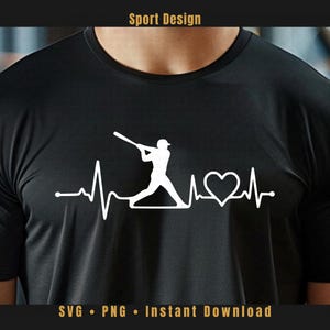 Pode incluir: Camiseta preta com um design de beisebol branco. O design apresenta uma silhueta de jogador de beisebol, uma linha de batimento cardíaco e uma forma de coração. O texto "Sport Design" está no topo. O texto na parte inferior diz "SVG • PNG • Instant Download".