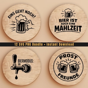 Op de afbeelding: Vier ronde houten onderzetters met zwarte illustraties en tekst. De onderzetters tonen biergerelateerde ontwerpen, waaronder bierpullen en zinnen als "EINS GEHT NOCH!" en "BIER IST AUCH EINE MAHLZEIT."