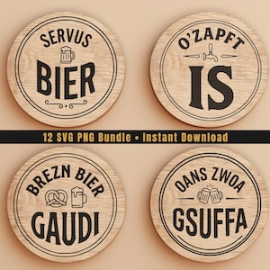 Könnte beinhalten: Vier runde Holzuntersetzer mit schwarzen Aufdrucken. Die Designs zeigen Texte wie Servus Bier, O'zapft is, Brezn Bier Gaudi und Dans Zwoa Gsuffa, ergänzt durch Symbole von Bierkrügen, einem Zapfhahn und einer Brezel.