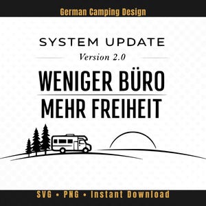 Könnte beinhalten: Schwarz-weiß Grafikdesign mit dem Text "SYSTEM UPDATE Version 2.0" und "WENIGER BÜRO MEHR FREIHEIT". Das Bild zeigt einen Camper, Bäume und eine aufgehende Sonne. Die Worte "SVG • PNG • Instant Download" stehen unten.