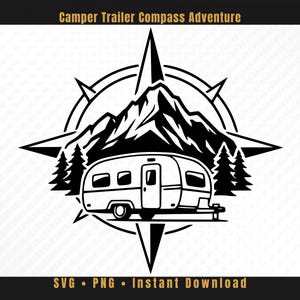Puede incluir: Un diseño gráfico en blanco y negro que muestra una caravana frente a una cordillera y pinos, todo sobre un fondo de rosa de los vientos. El texto Camper Trailer Compass Adventure aparece en la parte superior de la imagen.