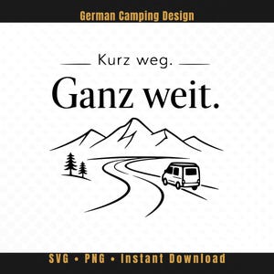 Pode incluir: Design de camping em preto e branco com o texto "Kurz weg. Ganz weit." Uma carrinha de campismo conduz por uma estrada sinuosa em direção às montanhas. Inclui texto SVG, PNG e Download instantâneo.