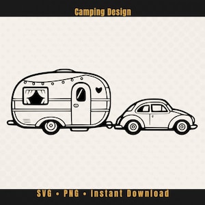 Könnte beinhalten: Schwarz-Weiß-Illustration eines Oldtimer-Wohnwagens, der an ein kleines Auto angehängt ist. Der Wohnwagen hat ein Herz an der Seite und ein Fenster mit Vorhängen. Der Text "Camping Design" steht oben.
