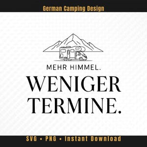 Könnte beinhalten: Schwarz-weißes Grafikdesign mit dem Text "MEHR HIMMEL. WENIGER TERMINE." über einer Zeichnung eines Wohnmobils und Bergen. Die Wörter "German Camping Design" und "SVG • PNG • Instant Download" sind ebenfalls vorhanden.