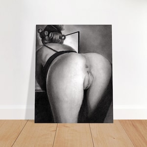 Puede incluir: Un dibujo a lápiz en blanco y negro de una persona inclinada, con un sujetador negro y rulos. La persona está frente a un espejo. El dibujo está sobre un fondo blanco.