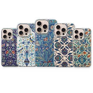 Può includere: Cinque custodie per telefono con motivi floreali e botanici. Le custodie presentano disegni nei toni del blu, rosso e verde. I disegni includono fiori, foglie e uccelli. Le custodie sono realizzate in un materiale trasparente e protettivo.