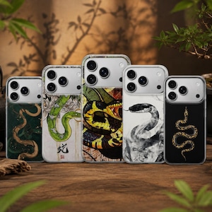 Puede incluir: Cinco fundas transparentes para smartphone con diversas ilustraciones de serpientes. Los diseños incluyen una serpiente verde con flores y caracteres chinos, una serpiente amarilla y negra, una serpiente ahumada en blanco y negro y una dorada.