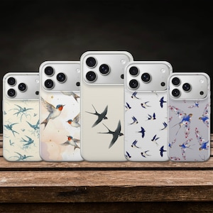 Peut inclure: Cinq coques de téléphone avec des motifs d'oiseaux. Les coques présentent diverses illustrations d'oiseaux en bleu, rouge et blanc sur un fond neutre. Les coques sont présentées sur une surface en bois.