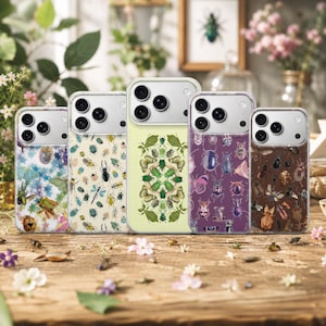 Könnte beinhalten: Fünf Smartphone-Hüllen in einer Reihe, jede mit einem einzigartigen Insektenmuster. Die Designs zeigen bunte Käfer, Motten und Schmetterlinge auf weißem, cremefarbenem, hellgrünem, violettem und dunkelbraunem Hintergrund.