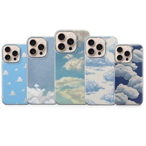Peut inclure: Une collection de cinq coques de téléphone avec des motifs de ciel. Chaque coque présente un paysage nuageux différent, avec des variations de teintes bleues et de formations nuageuses. Les coques sont conçues pour s'adapter à un smartphone, avec des découpes pour l'appareil photo.