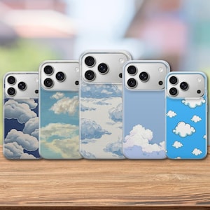 Può includere: Cinque custodie per telefoni con disegni di nuvole. Le custodie presentano vari modelli di nuvole blu e bianche su diversi sfondi blu. Le custodie sono esposte su una superficie di legno.