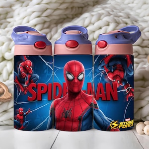 Może przedstawiać: Cylindryczna butelka na wodę z grafiką Spider-Mana w kolorze czerwonym i niebieskim. Projekt zawiera napis SPIDER-MAN oraz logo Marvel Strike Force. Posiada jasnofioletową pokrywkę z czerwonym przyciskiem otwierającym.