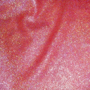 Puede incluir: Primer plano de una tela roja con purpurina iridiscente. La purpurina est&aacute; esparcida por la tela, creando un efecto brillante.