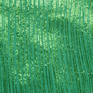 Puede incluir: Tela verde con brillo metálico. La tela tiene un patrón de rayas verticales.