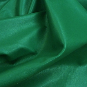 Piel de vacuno de grano superior Divine de 12" x 12" de KELLY GREEN, 2,5 oz/1,2 mm, PeggySueAlso® E2885-47. Disponible en pieles Devine.