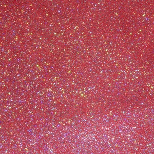 Puede incluir: Primer plano de un fondo de purpurina roja. La purpurina es iridiscente y refleja la luz en una variedad de colores.