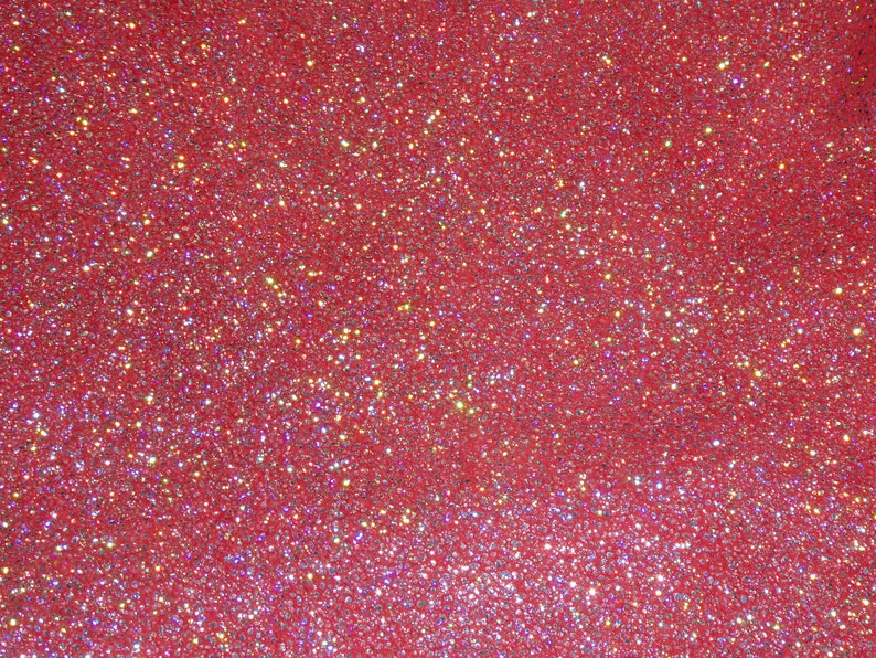 Puede incluir: Primer plano de un fondo de purpurina roja. La purpurina es iridiscente y refleja la luz en una variedad de colores.