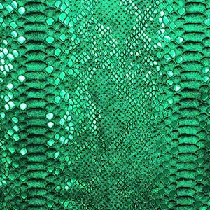 Piel de serpiente Mystic Python de 8" x 10" color VERDE ESMERALDA metalizado sobre gamuza negra de vaca de 3 oz/1,2 mm PeggySueAlso® E2868-46