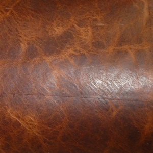 プルアップレザー 8"x10" マット エイジドブランデー よりダメージ加工された牛革 3.5オンス / 1.4 mm PeggySueAlso® E2930-03 皮革もご用意しております