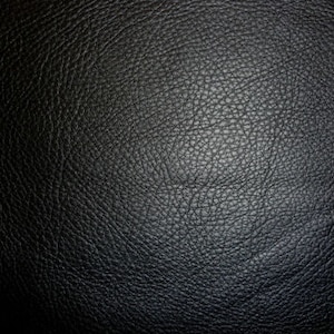Cuero de vaca de grano completo suave y mantecoso de grano granulado NEGRO King de 8" x 10", 3-3,25 oz/1,2-1,3 mm PeggySueAlso® E2881-07 Cueros disponibles
