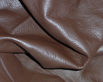 Piel de vacuno de grano completo King de 30 x 30 cm (12" x 12"), color marrón chocolate, 85-100 g (3-3.5 oz) / 1.2-1.4 mm. También disponible en PeggySue (E2881-08).