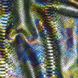 Peut inclure: Gros plan sur un tissu chatoyant avec un motif peau de serpent. Le tissu présente un mélange de couleurs, dont le vert, le bleu, le jaune et le violet, créant un effet irisé. Les écailles sont détaillées et texturées.
