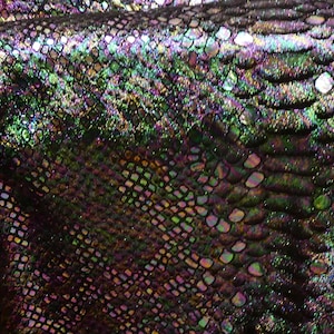 Mystische Python 8 "x 10" CHAMELEON OIL SLICK Metallic auf schwarzem Wildleder Rindsleder 1,5 mm PeggySueAlso® E2868-83 Felle erhältlich