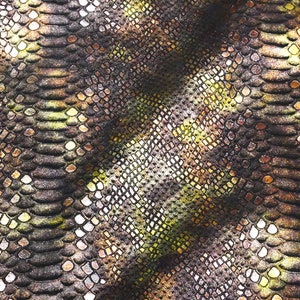 Peut inclure: Gros plan sur un tissu avec un motif peau de serpent. Le motif présente un mélange d'écailles marron foncé, noires et dorées avec des touches de vert. Les écailles sont disposées en motif répétitif.