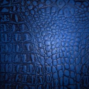 Piel de cocodrilo ALLIGATOR de 8" x 10" en color azul marino oscuro con relieve de cocodrilo, 3-3,5 oz/1,2-1,4 mm. Pieles PeggySueAlso® E2860-13 disponibles