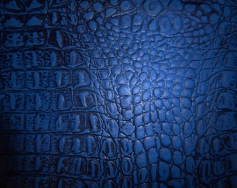 ALLIGATOR 20 x 25 cm MARINE / Cuir de vachette gaufré crocodile bleu royal 33,5 oz/1,2-1,4 mm PeggySueAussi peaux E2860-13 disponibles