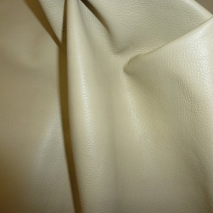 MASILLA DE ARCILLA Divine de 12" x 12" Cuero de vaca de grano superior de 2,5 oz/1 mm. Pieles disponibles PeggySueAlso E2885-09. Pieles disponibles Devine