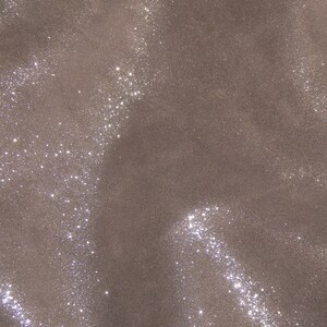 Gamuza de vaca color plata de 12" x 12" sobre marrón café, 2,5 oz / 1 mm. Pieles PeggySueAlso® E8300-01 disponibles. imagen 1